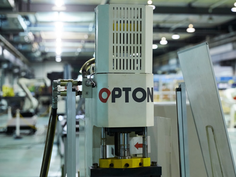 「OPTON」のロゴ入りロボットは、地球の裏側の工場でも活躍中。