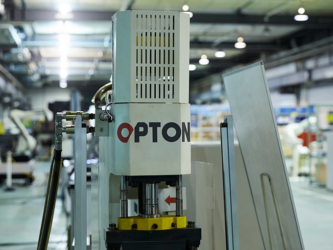 「OPTON」のロゴ入りロボットは、地球の裏側の工場でも活躍中。